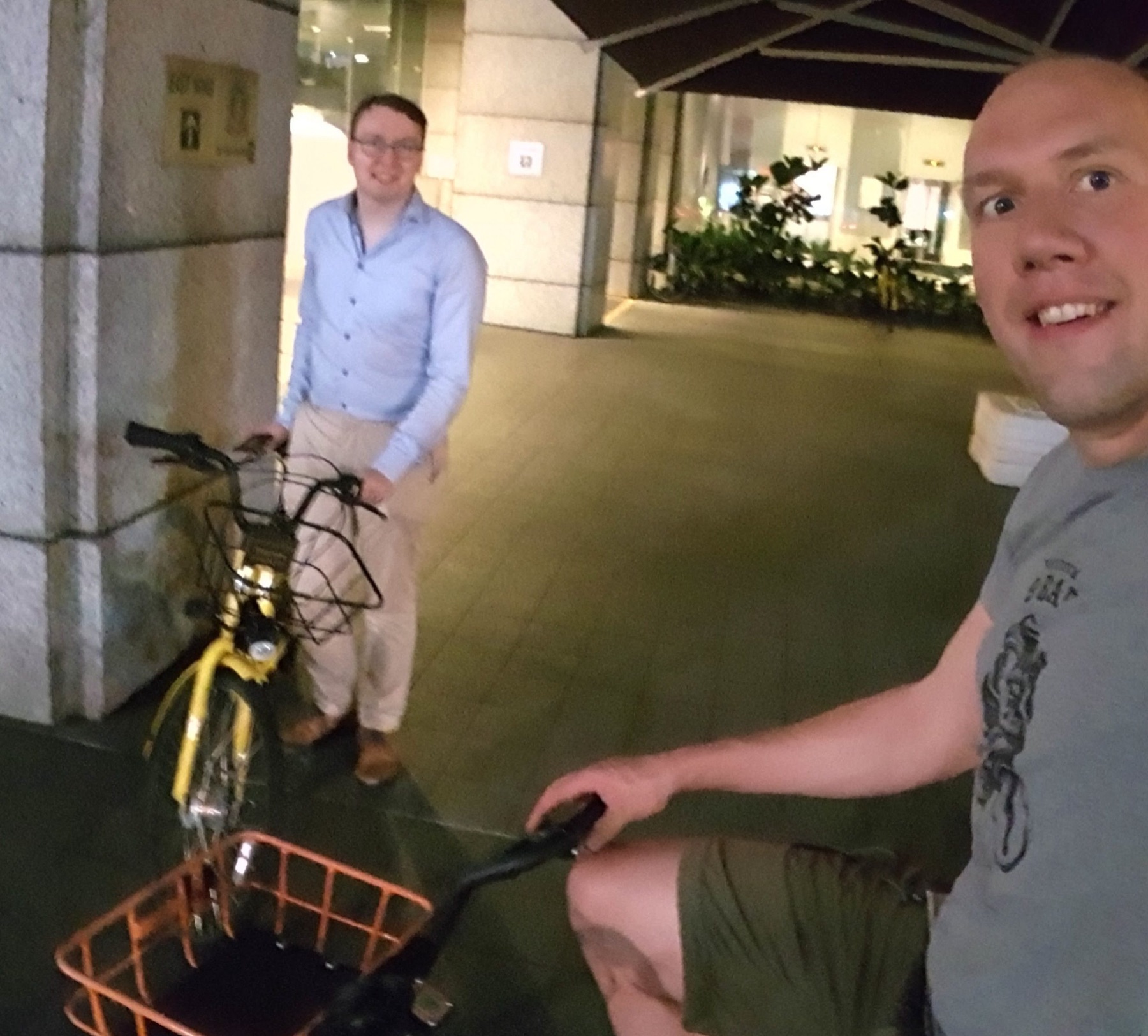 Seba op de fiets in Singapore